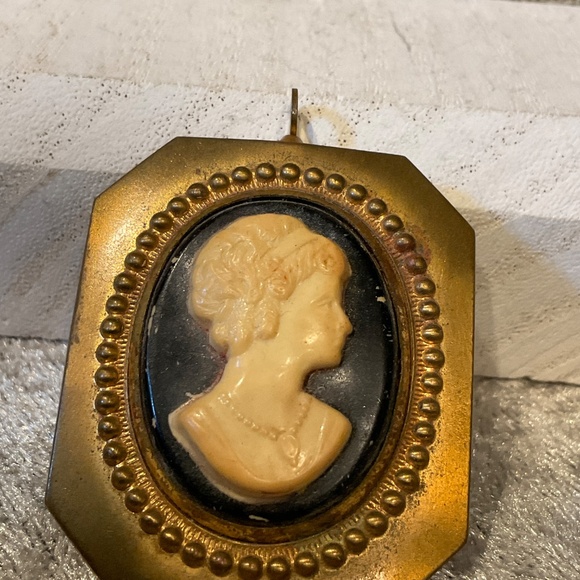 Vintage Black and White Cameo in Gold Setting - Picture 3 of 3